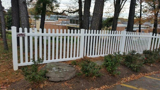 THINGS TO THINK ABOUT BEFORE CONSTRUCTING A GARDEN FENCE